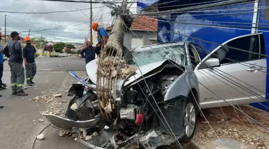 Motorista fica ferido após perder o controle do veículo e colidir com um poste em Botucatu