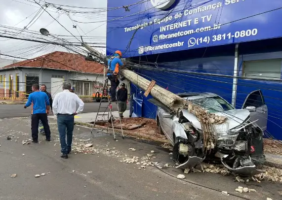 Equipe da Cpfl trabalhando após o acidente com poste em Botucatu